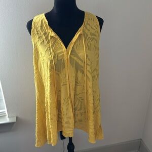 CUPIO Sz XL yellow sleeveless textured split collar ties‎ top blouse